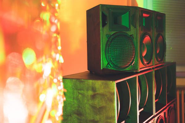 Ein Boxenturm in stimmungsvoller, oranger Beleuchtung