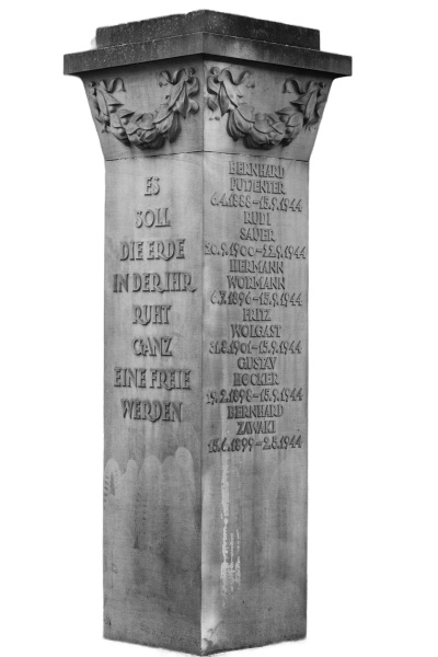 Gedenkstein auf dem Ehrenfeld der politisch Verfolgten auf dem Sennefriedhof. Foto: Tiesler