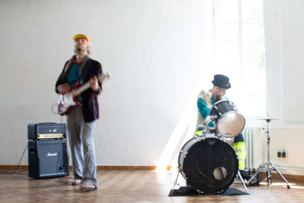 V. Osthoff an der Gitarre und K. Etzrodt am Schlagzeug in der musikalischen Improvisation vertieft