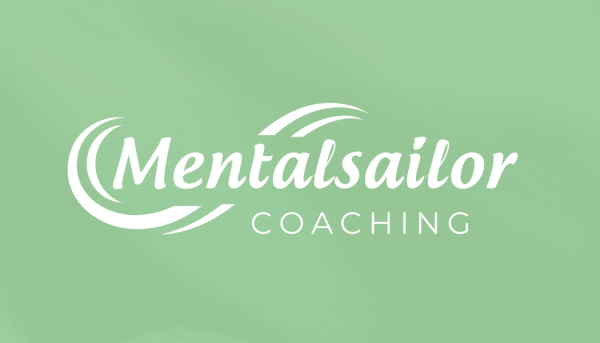 Weißer Schriftzug mit der Aufschrift ,Mentalsailor Coaching' auf grünen Grund