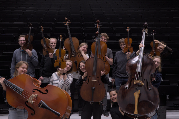 Gruppenfoto des Orchesters mit Instumenten
