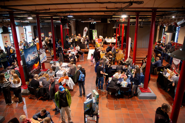 Ein Blick auf die Stände und Spieltische im Großen Saal der Ravensberger Spinnerei