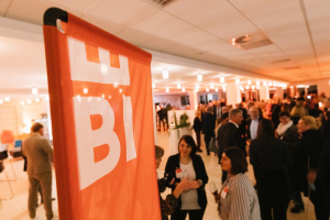 Fahne Hochhalten beim Markentag bei der EK