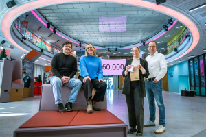 Das Wissenswerkstadt-Leitungsteam Giovanni Fusarelli und Gesa Fischer mit der stellvertretenden Leitung der Tourist-Information Ragna Große und Bielefeld Marketing-Geschäftsführer Martin Knabenreich.