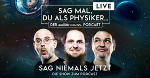 Die drei Podcaster im Porträt, im Hintergrund das Weltall