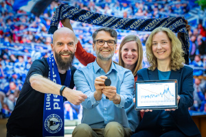 Sie rufen Arminia-Fans auf, per Smartwatch ihre Vitaldaten bereitzustellen (v.li.): Jens Franzke (Pressesprecher Wissenswerkstadt), Prof. Dr. Christian Deutscher (Universität Bielefeld), Julia Bömer (stv. Pressesprecherin der Universität) und Prof'in Dr. Christiane Fuchs (Universität Bielefeld). Foto: Wissenswerkstadt/Sarah Jonek