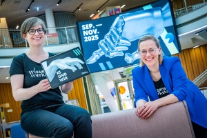 Maria Munzert und Gesa Fischer von der Wissenswerkstadt stehen im Gebäude.