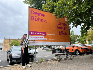 Nadine Connor vor dem Kampagnen-Plakat