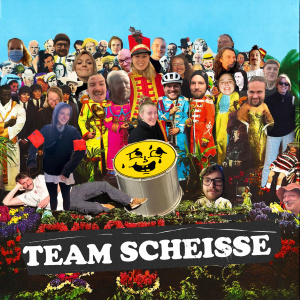 Auf dem Bild sind viele Gesichter zu sehen, die als Fotocollage auf anderen Körpern sitzen. Der Schriftzug Team Scheisse ist in der unteren Bildhälfte zu sehen.