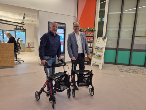 Martin Knabenreich und Markus Wendler mit Rollatoren in der Tourist-Information